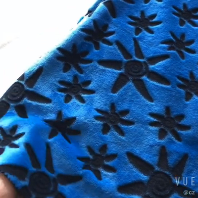 De dubbele Zij Zachte Gedrukt die Stof van de Flanelvacht voor het Vastzetten van Algemene Nachtkleding wordt geschoren