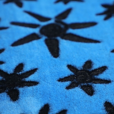 De dubbele Zij Zachte Gedrukt die Stof van de Flanelvacht voor het Vastzetten van Algemene Nachtkleding wordt geschoren