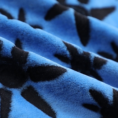 De dubbele Zij Zachte Gedrukt die Stof van de Flanelvacht voor het Vastzetten van Algemene Nachtkleding wordt geschoren